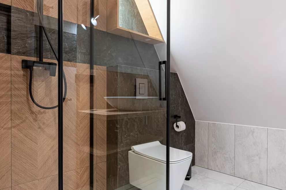 Apartament z antresolą, sypialnią oraz balkonem