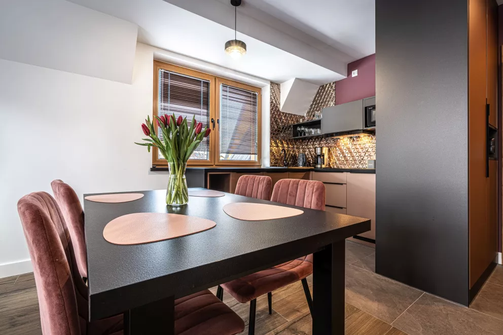 Apartament z dwoma sypialniami, salonem  oraz balkonem